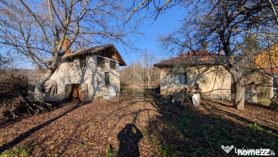 Casă cu 2 camere cu Teren 2000 Mp în Central
