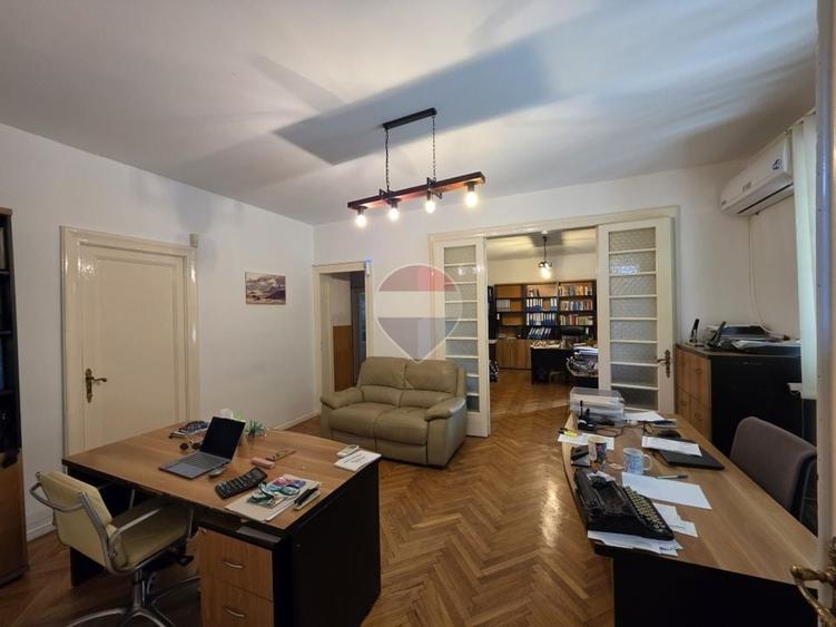 Apartament cu 3 camere semidecomandat în Dorobanți