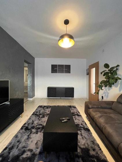 Apartament cu 3 camere semidecomandat în Circumvalațiunii