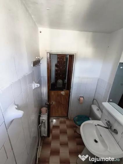 Apartament cu 3 camere semidecomandat în Dărmănești