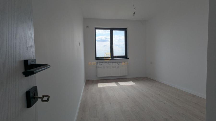 Apartament cu 3 camere semidecomandat în Berceni