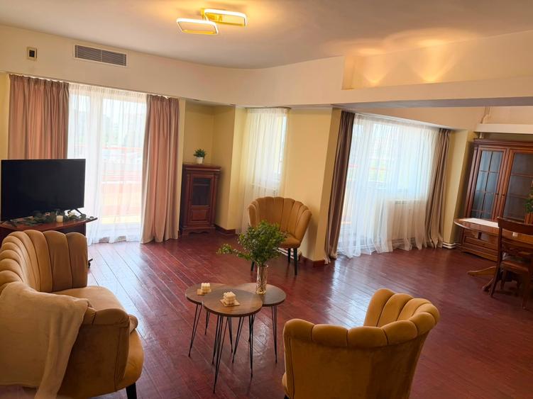 Penthouse cu 3 camere în P-ța Unirii