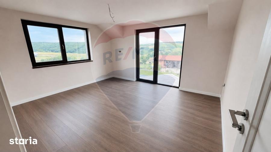 Casă cu 4 camere cu Teren 300 Mp în Hidiș