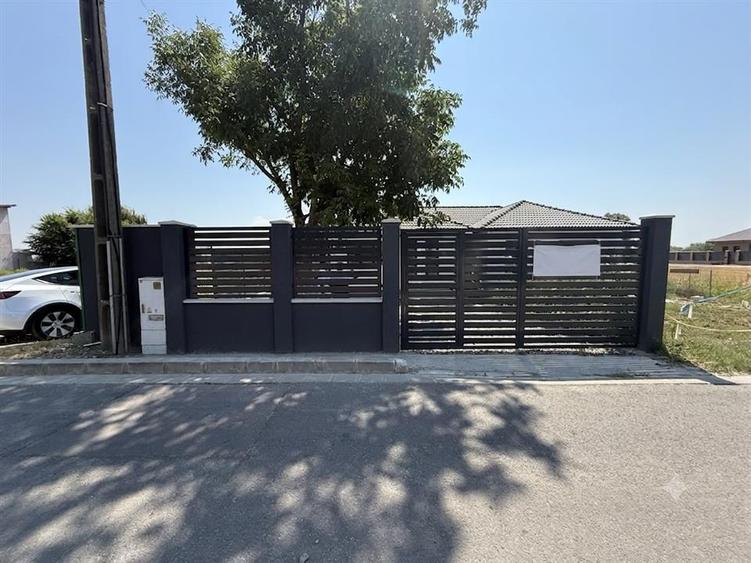 Casă cu 4 camere cu Teren 350 Mp în Podgoria