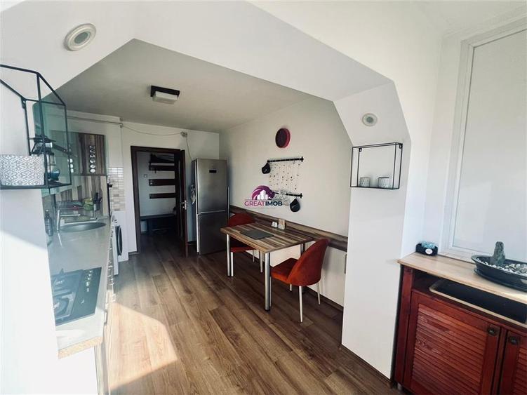Apartament cu 2 camere decomandat, mobilat în Republicii