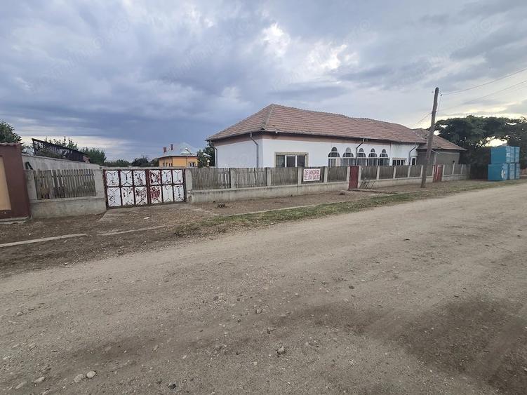 Casă cu Teren 1180 Mp în Central