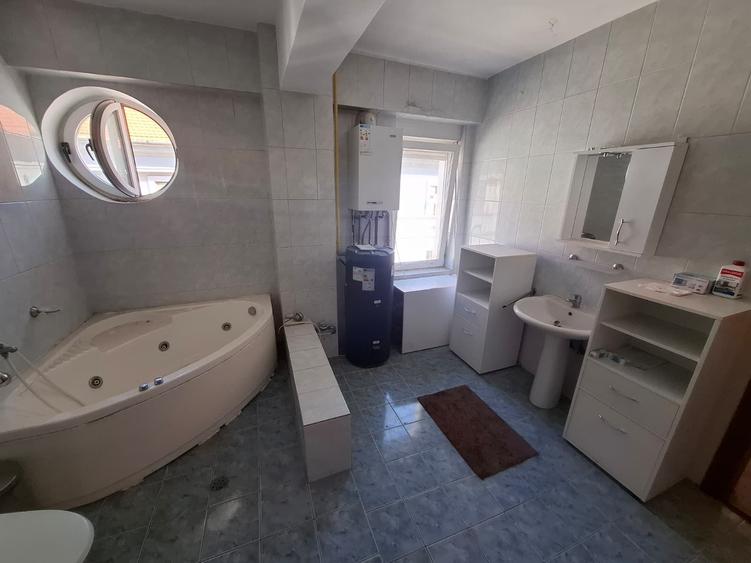 Apartament cu 3 camere decomandat în Boul Roșu
