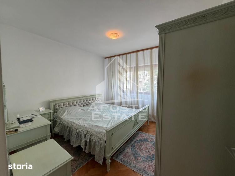 Apartament cu 3 camere decomandat în Buziașului
