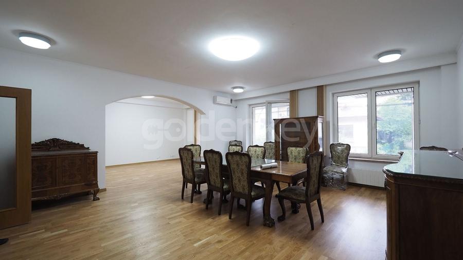 Apartament cu 9 camere decomandat în Aviatorilor