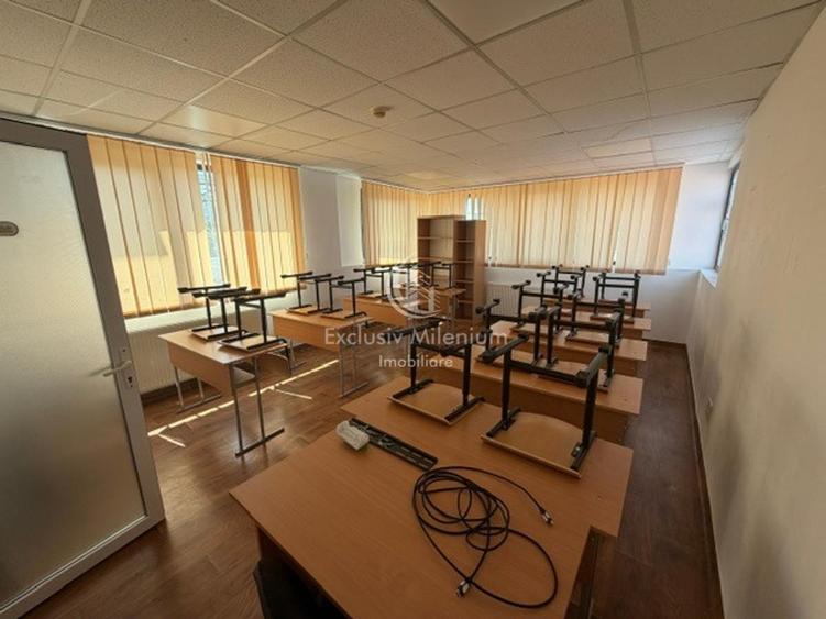 Casă individuală cu 13 camere cu Canalizare în Banu Manta