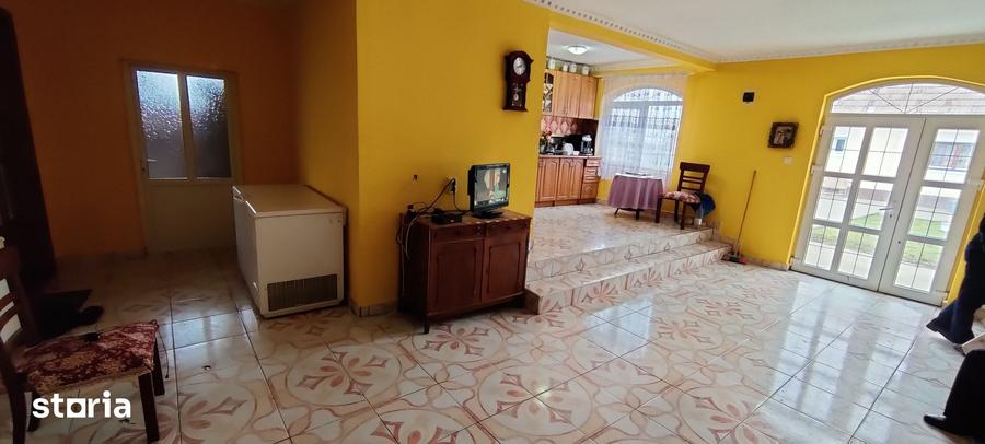 Casă cu 5 camere cu Teren 2000 Mp în Central