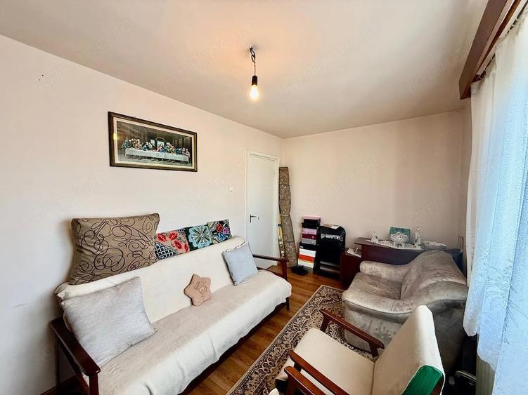 Apartament cu 3 camere semidecomandat în Gojdu