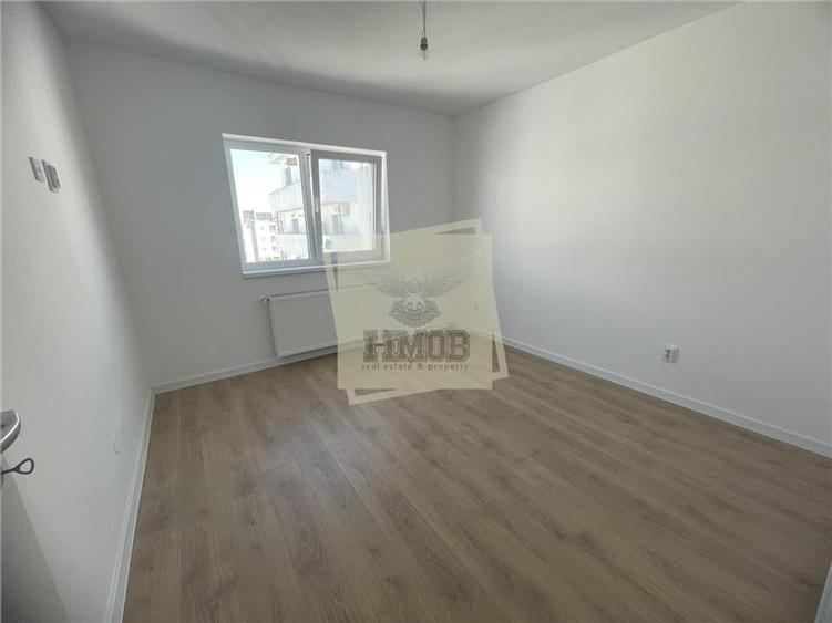 Penthouse cu 4 camere decomandat în Exterior Sud