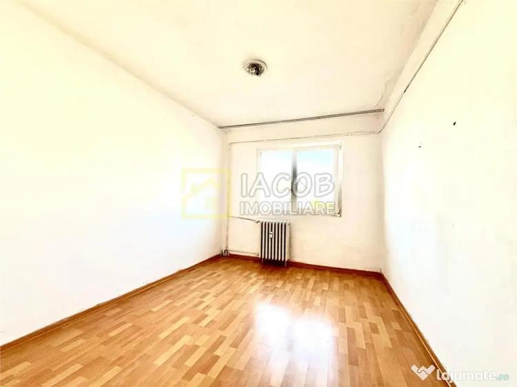 Apartament cu 3 camere semidecomandat în Milcov