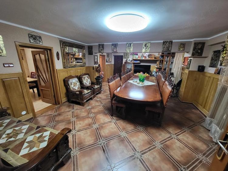 Casă cu 11 camere cu Teren 308 Mp în Exterior Vest