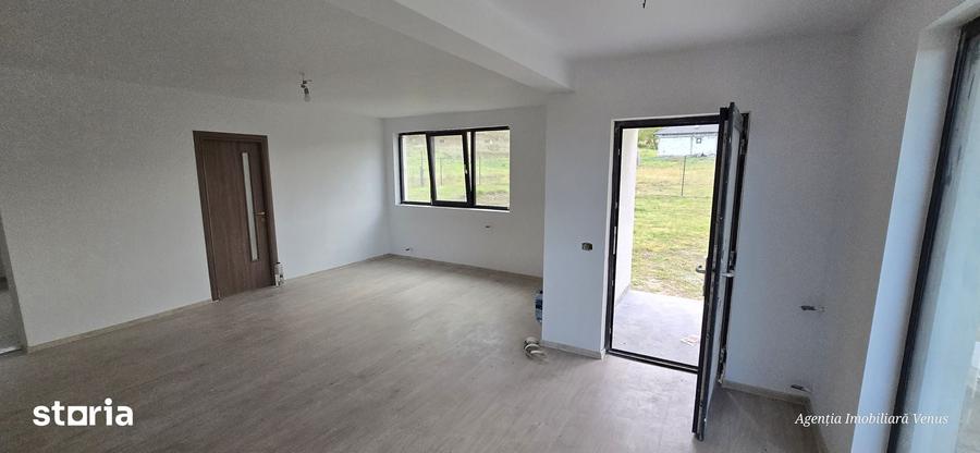 Casă cu 5 camere cu Teren 1000 Mp în Mihai Eminescu