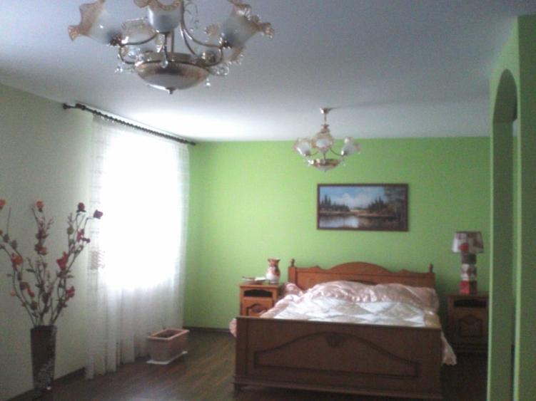 Casă cu 5 camere cu Canalizare în Central