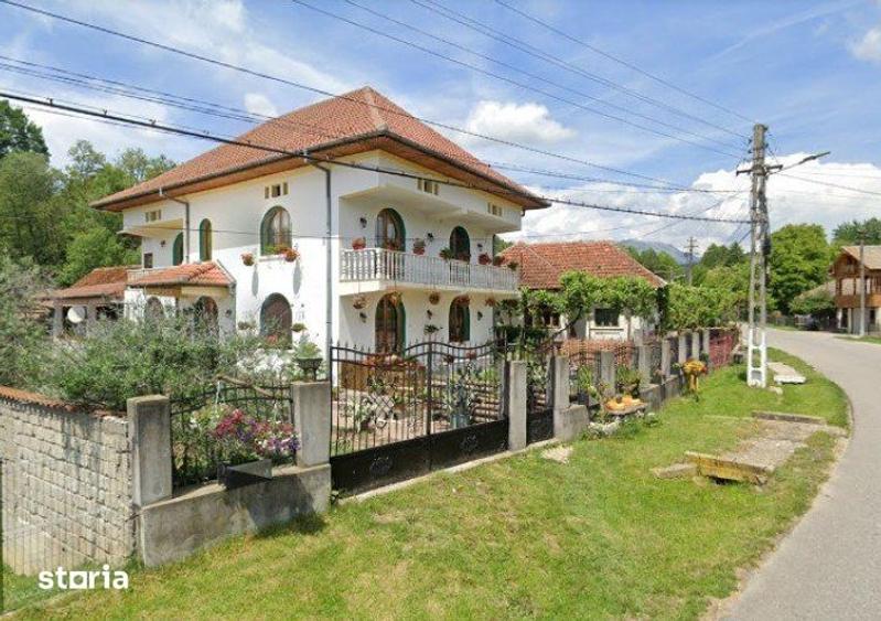 Casă cu 5 camere cu Teren 1380 Mp în Costești