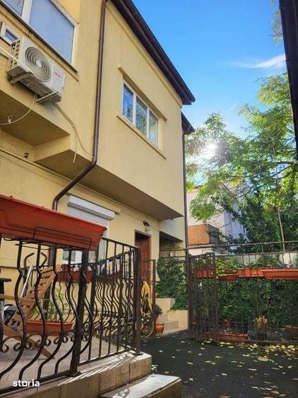 Casă cu 9 camere cu Teren 365 Mp în 13 Septembrie