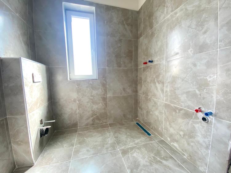 Duplex cu 5 camere cu Canalizare în Aeroport