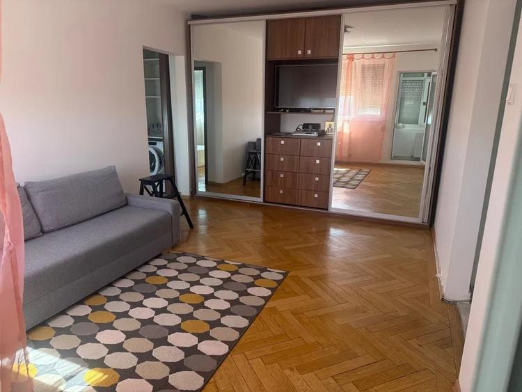 Apartament cu 2 camere semidecomandat, mobilat în 1 Mai