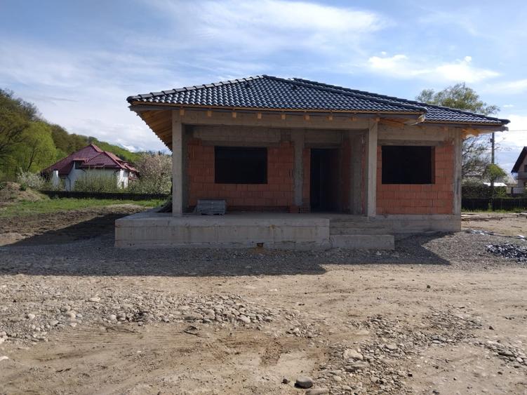Casă individuală cu 4 camere cu Canalizare în Primăverii