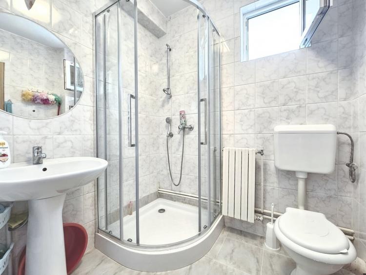 Apartament cu 3 camere decomandat, mobilat în Bușteni