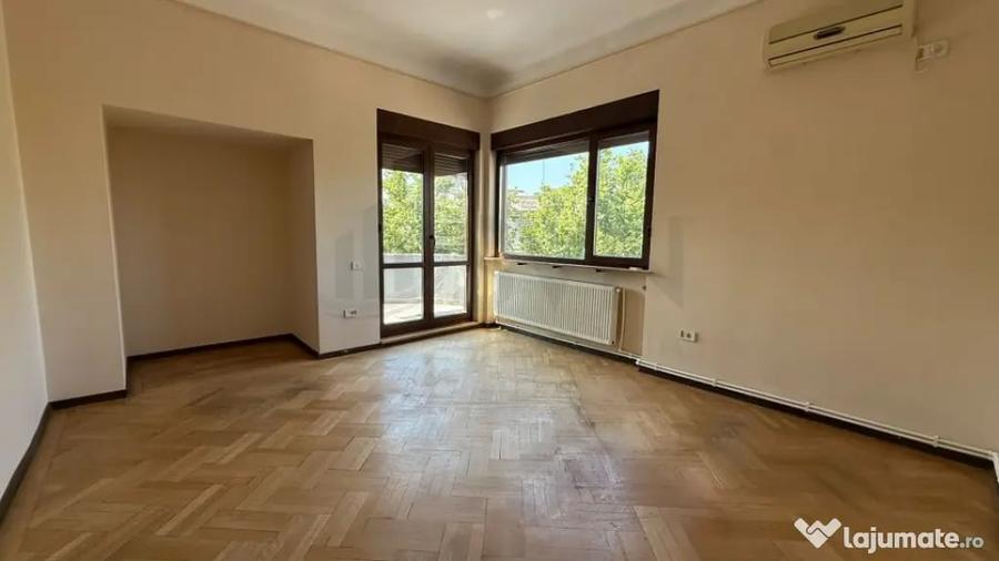 Apartament cu 5 camere decomandat în Victoriei