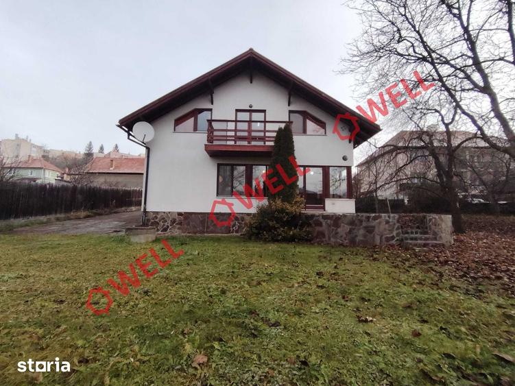 Casă cu 6 camere cu Teren 1300 Mp în Central