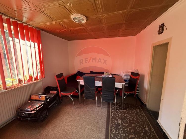 Casă individuală cu 5 camere cu Teren 232 Mp în Central