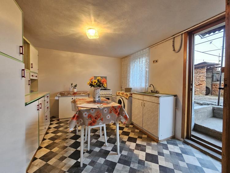 Casă cu 6 camere cu Teren 316 Mp în Călugareni