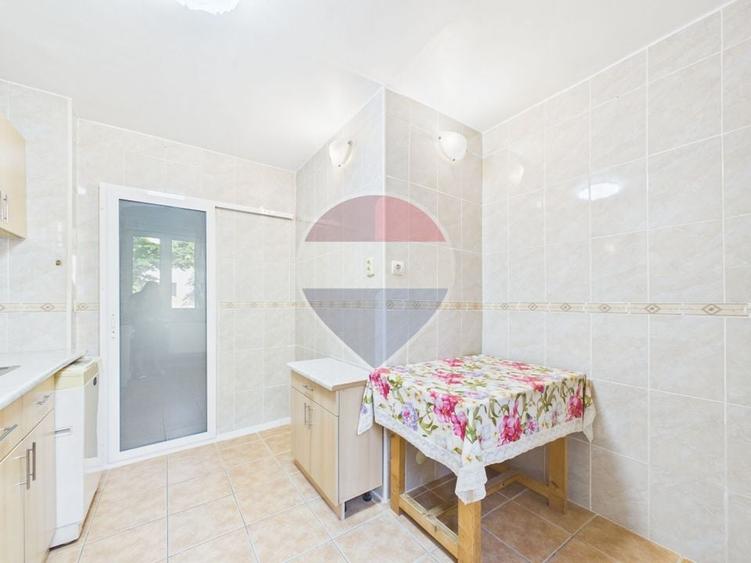 Apartament cu 3 camere decomandat, mobilat în Titan