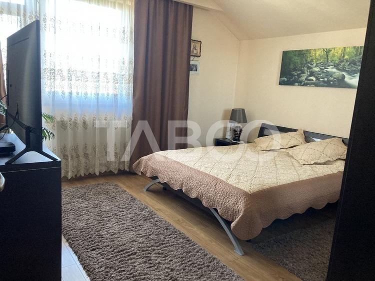 Casă individuală cu 7 camere cu Canalizare în Șelimbăr