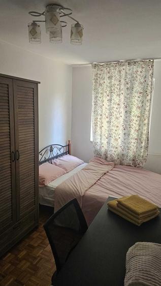 Apartament cu 3 camere semidecomandat în Craiovița Nouă
