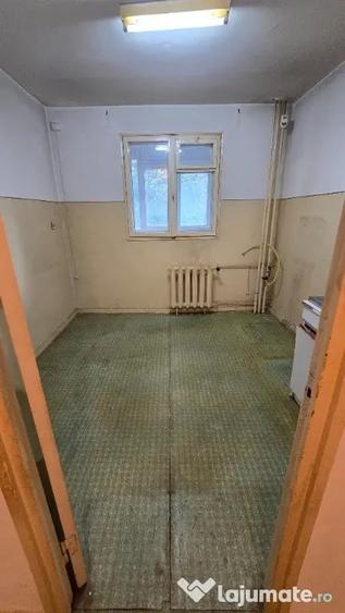 Apartament cu 3 camere semidecomandat în Pantelimon
