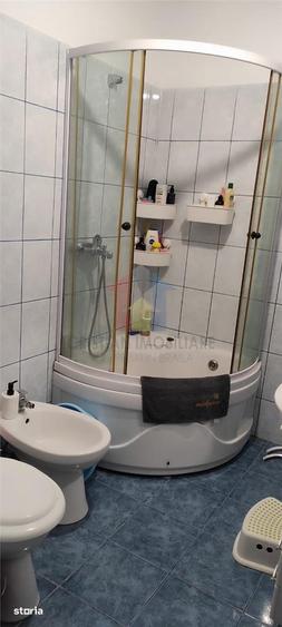 Apartament cu 3 camere, mobilat în Școlilor
