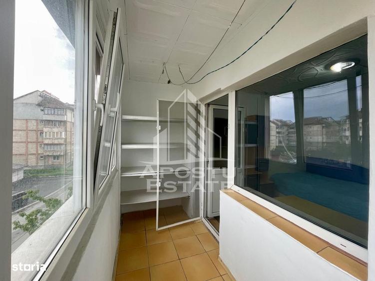 Apartament cu 3 camere decomandat în Roșia