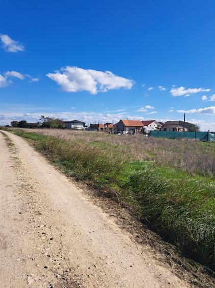 Teren Construcții intravilan de 400 mp, în Lazu