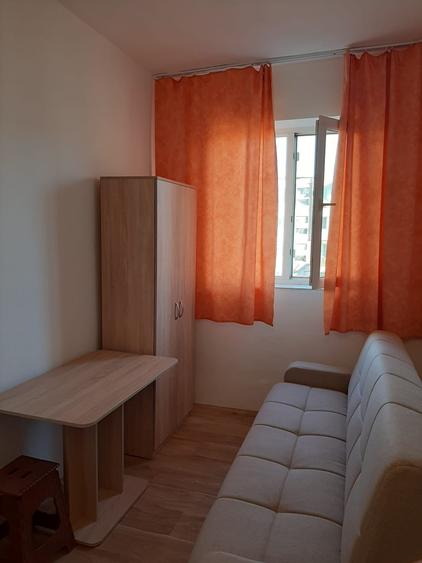 Garsonieră decomandată în Vest