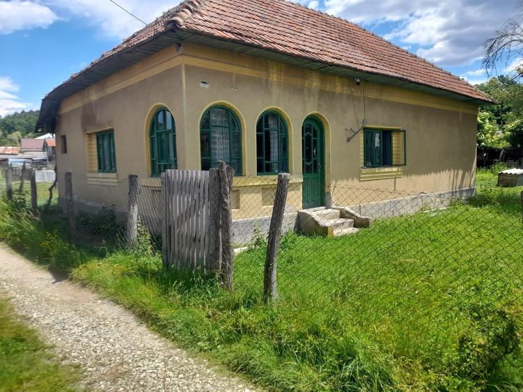 Casă cu 4 camere în Stâlpeni
