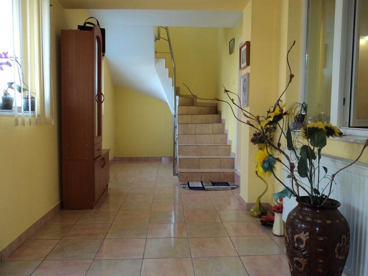 Casă cu 5 camere cu Garaj în Bujoreni