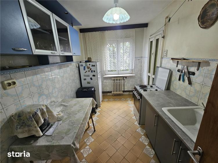 Apartament cu 3 camere semidecomandat, mobilat în Central