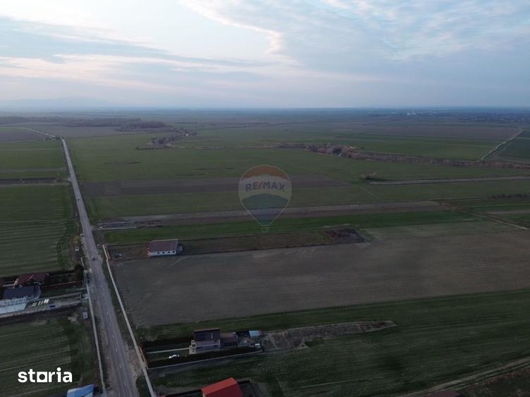 Teren de 12360 mp, în Vulturu