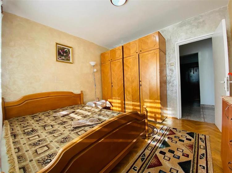 Apartament cu 3 camere semidecomandat, mobilat în Central