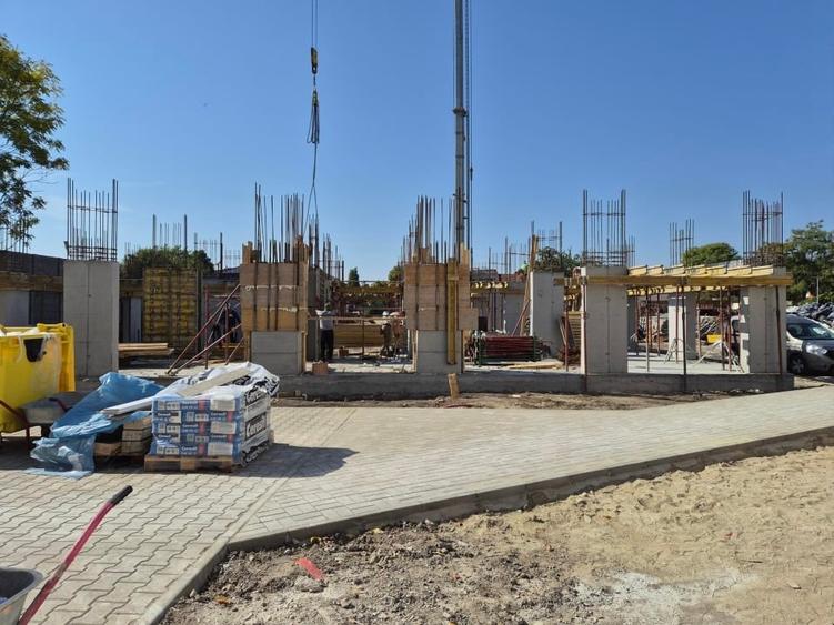 Apartament cu 3 camere decomandat în Lipovei