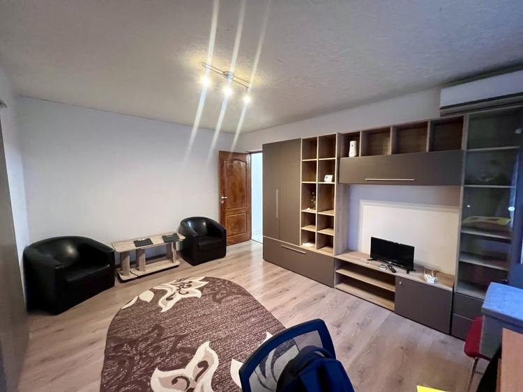 Apartament cu 2 camere semidecomandat, mobilat în P-ța Doina