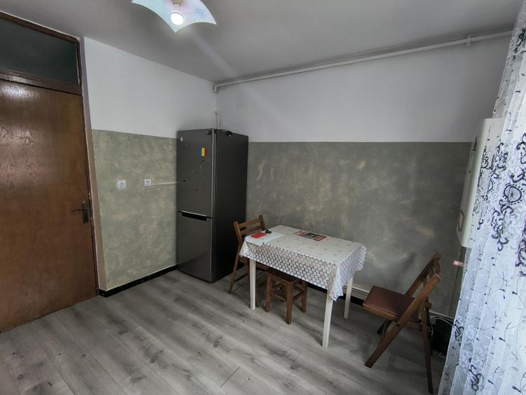 Apartament cu 3 camere decomandat, mobilat în