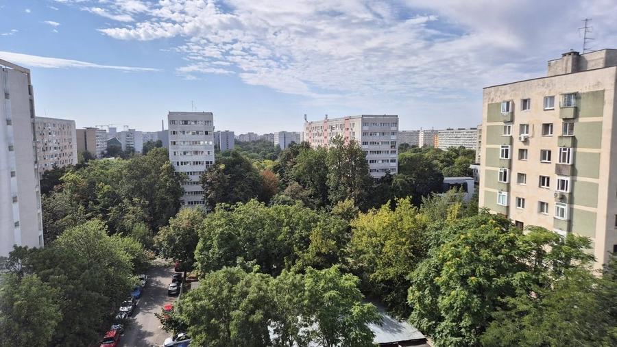 Apartament cu 3 camere semidecomandat în Baba Novac