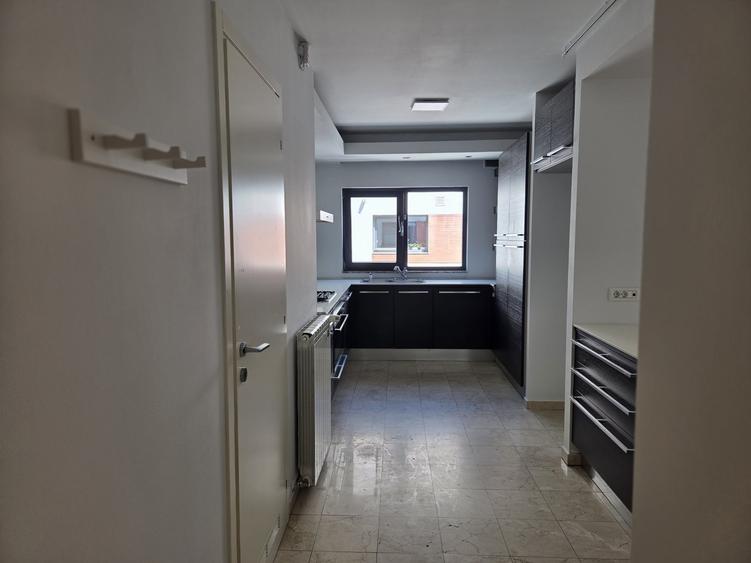 Apartament cu 4 camere decomandat în Dorobanți