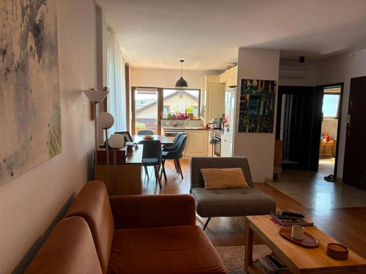 Apartament cu 3 camere decomandat în Est